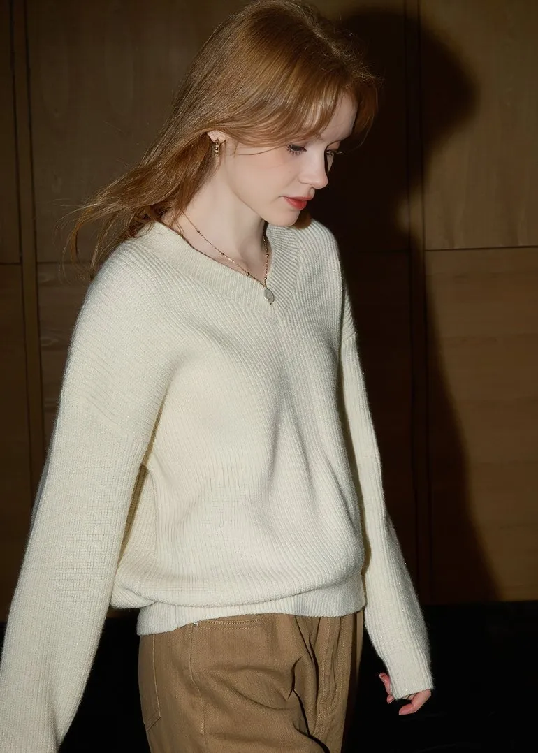 ESSENTIAL V-NECK SWEATER