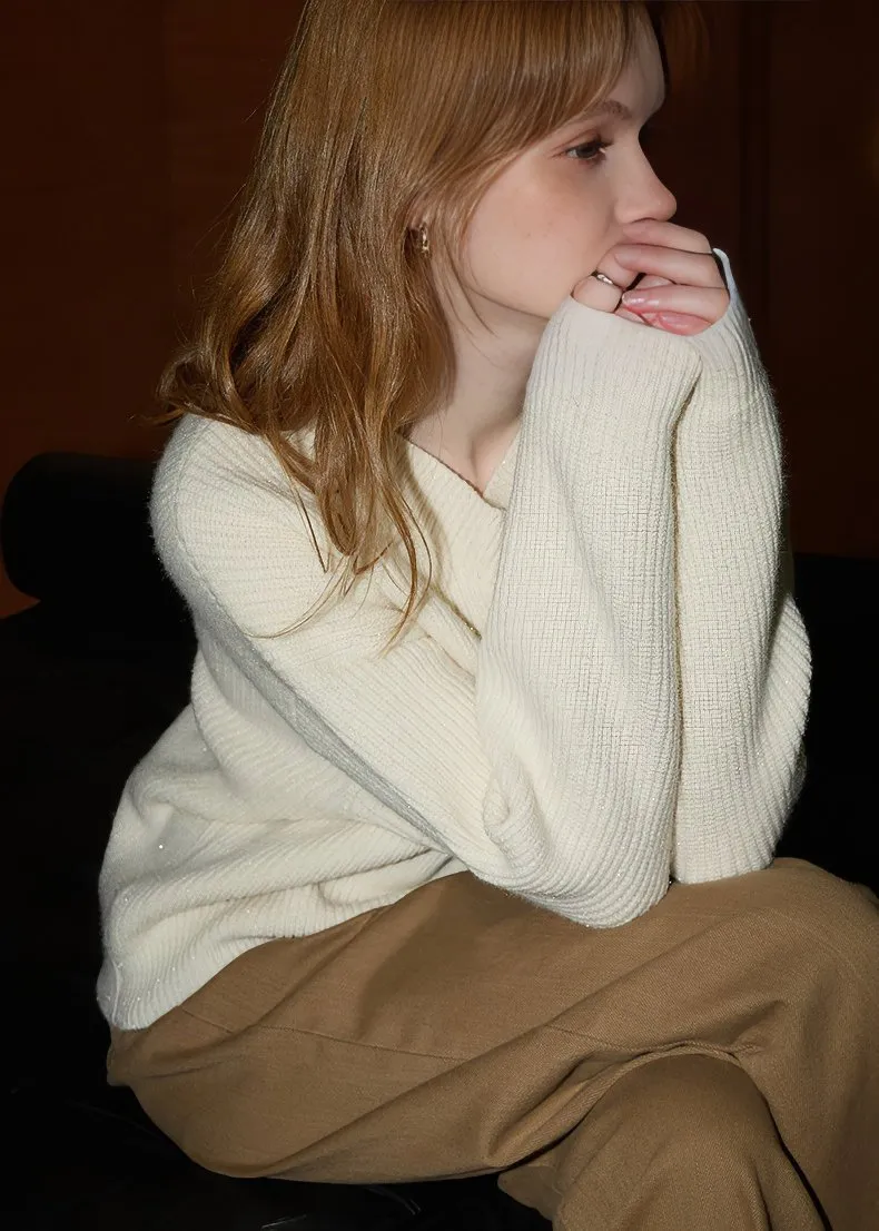 ESSENTIAL V-NECK SWEATER